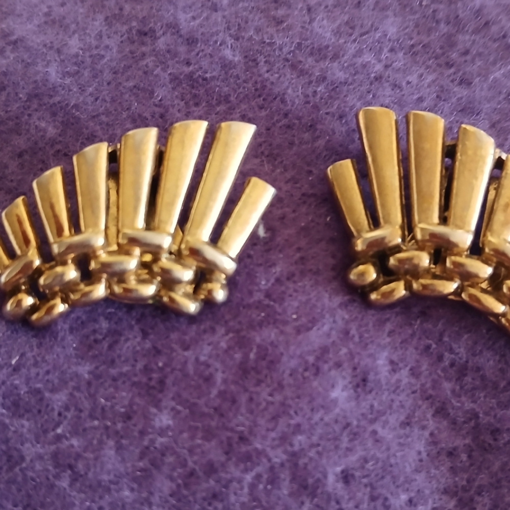 Trifari gold tone clip earrings